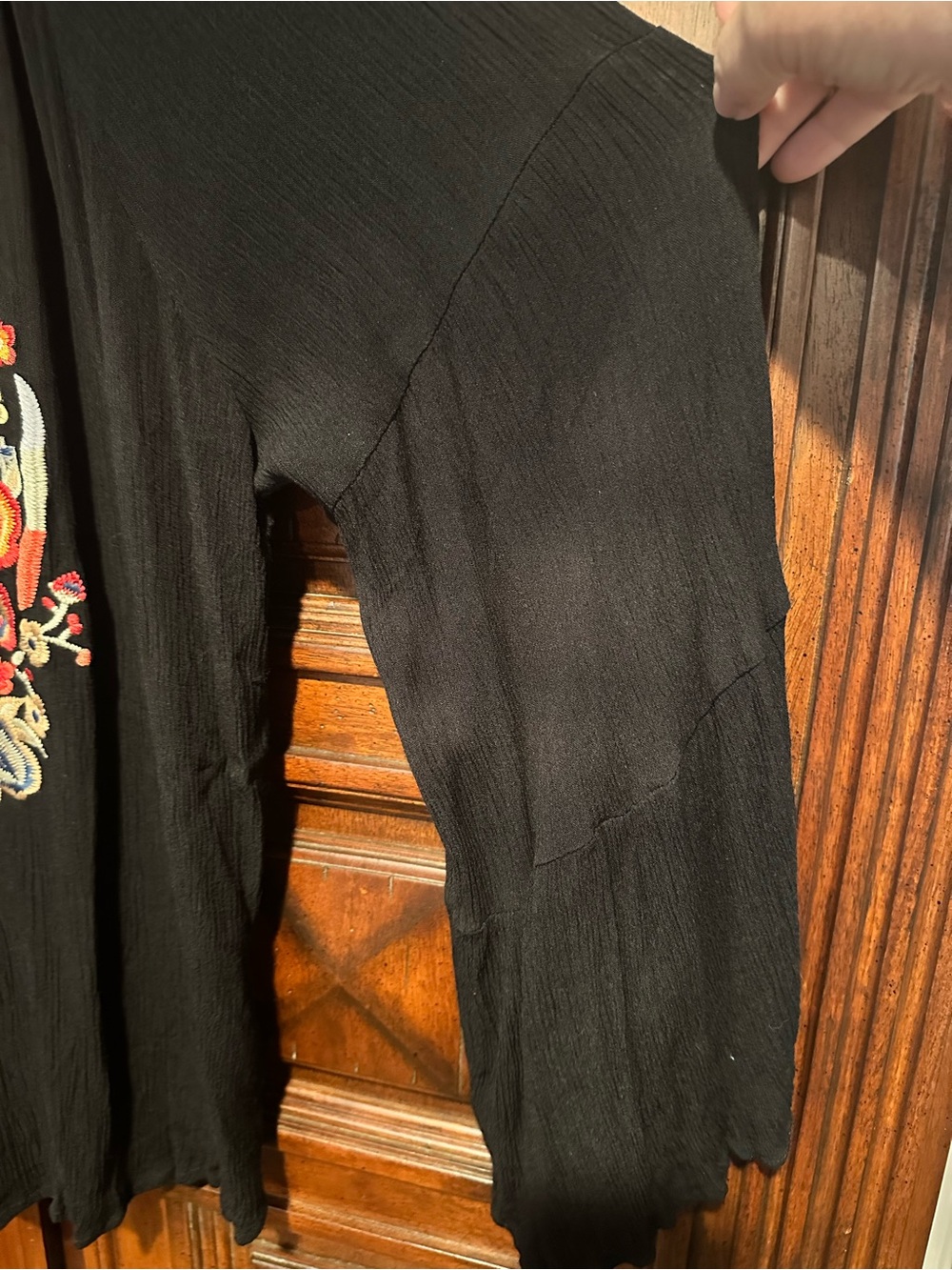 4X 26/28 Suzanne Betro Black Gauze Top with Floral Embroidery long bell sleeves - Picture 7 of 9